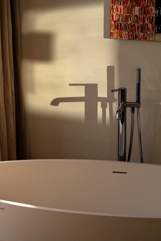 Bañera exenta con grifería de suelo en el baño del proyecto Pinar de Sa Dutxeta en Costa de los Pinos, Mallorca