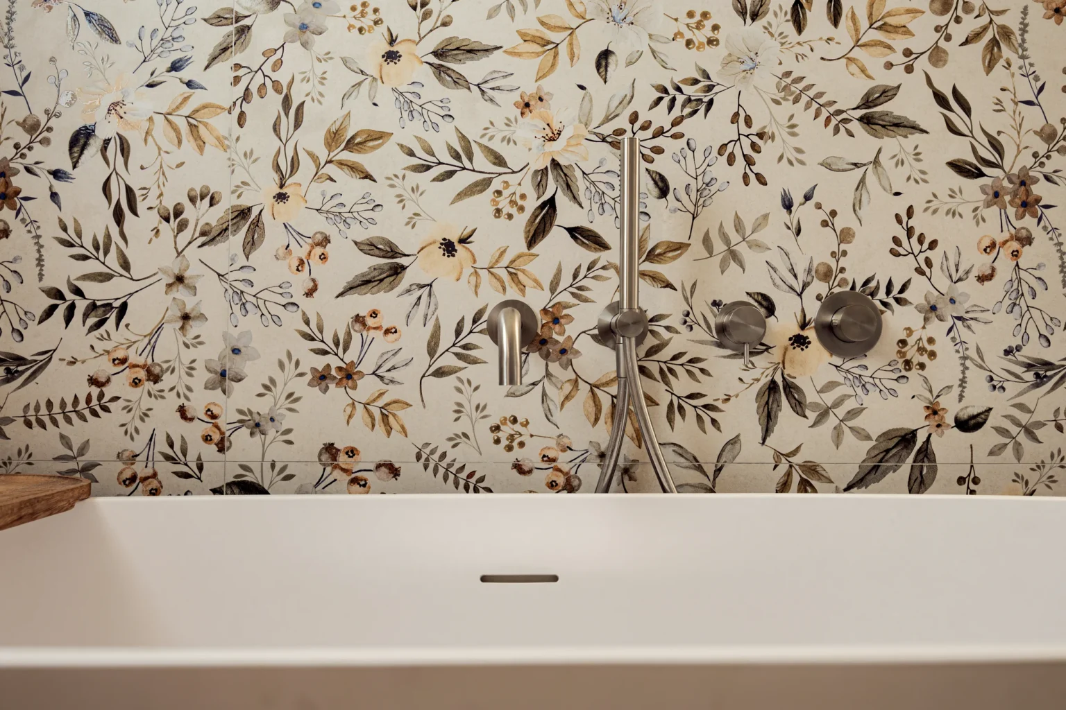 Baño infantil con baldosa mural floral y bañera exenta en el proyecto Ses Nines de Sa Dutxeta en Llucmajor, Mallorca