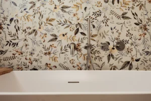 Baño infantil con baldosa mural floral y bañera exenta en el proyecto Ses Nines de Sa Dutxeta en Llucmajor, Mallorca