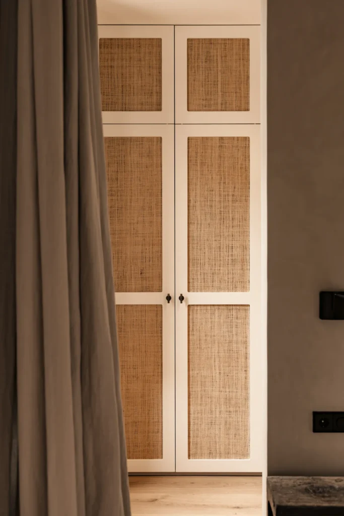 Detalle de puertas de armario con paneles de rejilla natural en el proyecto 1906 de Sa Dutxeta en Sóller, Mallorca