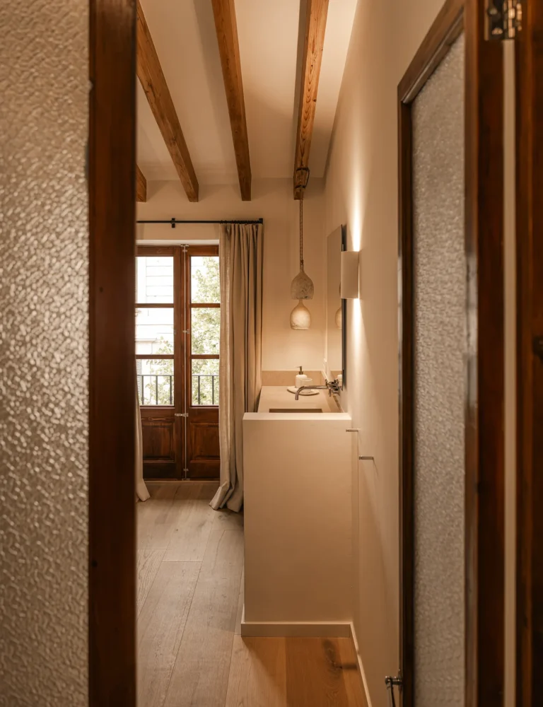 Pasillo con suelo de roble y vista hacia el baño en el proyecto 1906 de Sa Dutxeta en Sóller, Mallorca