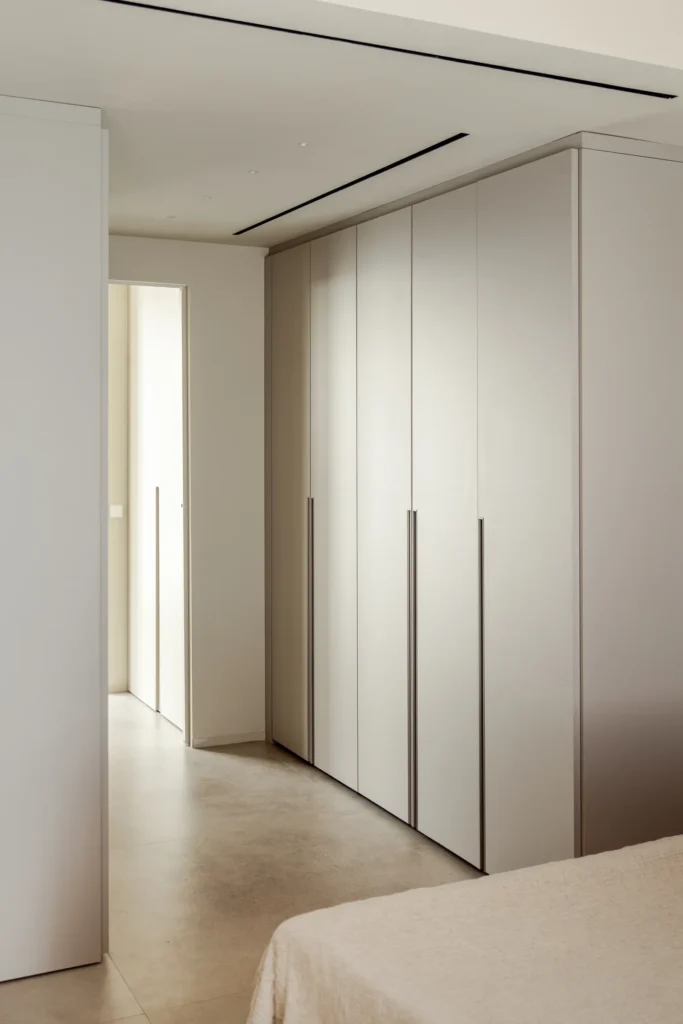 Armario de puertas altas a medida junto al dormitorio en el proyecto Ses Nines de Sa Dutxeta en Llucmajor, Mallorca