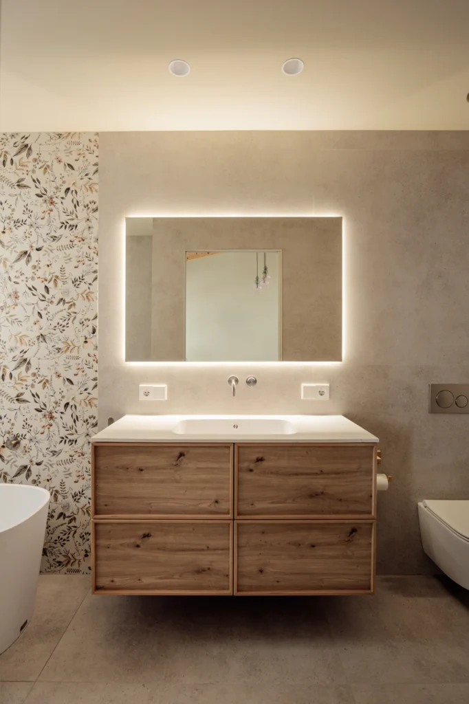 Lavabo con pared de baldosa floral en el baño del proyecto Ses Nines de Sa Dutxeta en Llucmajor, Mallorca