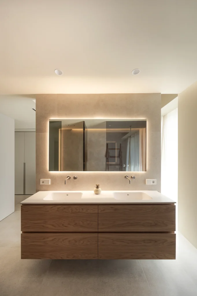 Baño con lavabo doble y mueble de madera en el proyecto Ses Nines de Sa Dutxeta en Llucmajor, Mallorca