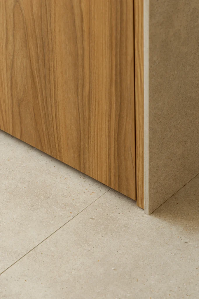 Detalle de mueble de madera y pavimento de piedra en el proyecto Ses Nines de Sa Dutxeta en Llucmajor, Mallorca
