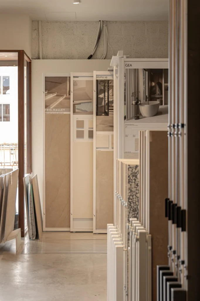 Interior del showroom de cerámica de Sa Dutxeta, imagen 9